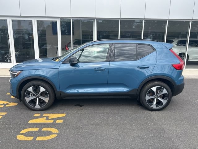 Certified 2025 Volvo XC40 B5 Plus AWD/4WD image 2