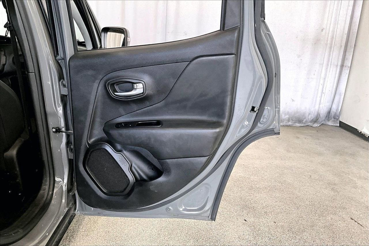 Used 2020 Jeep Renegade Altitude FWD image 22