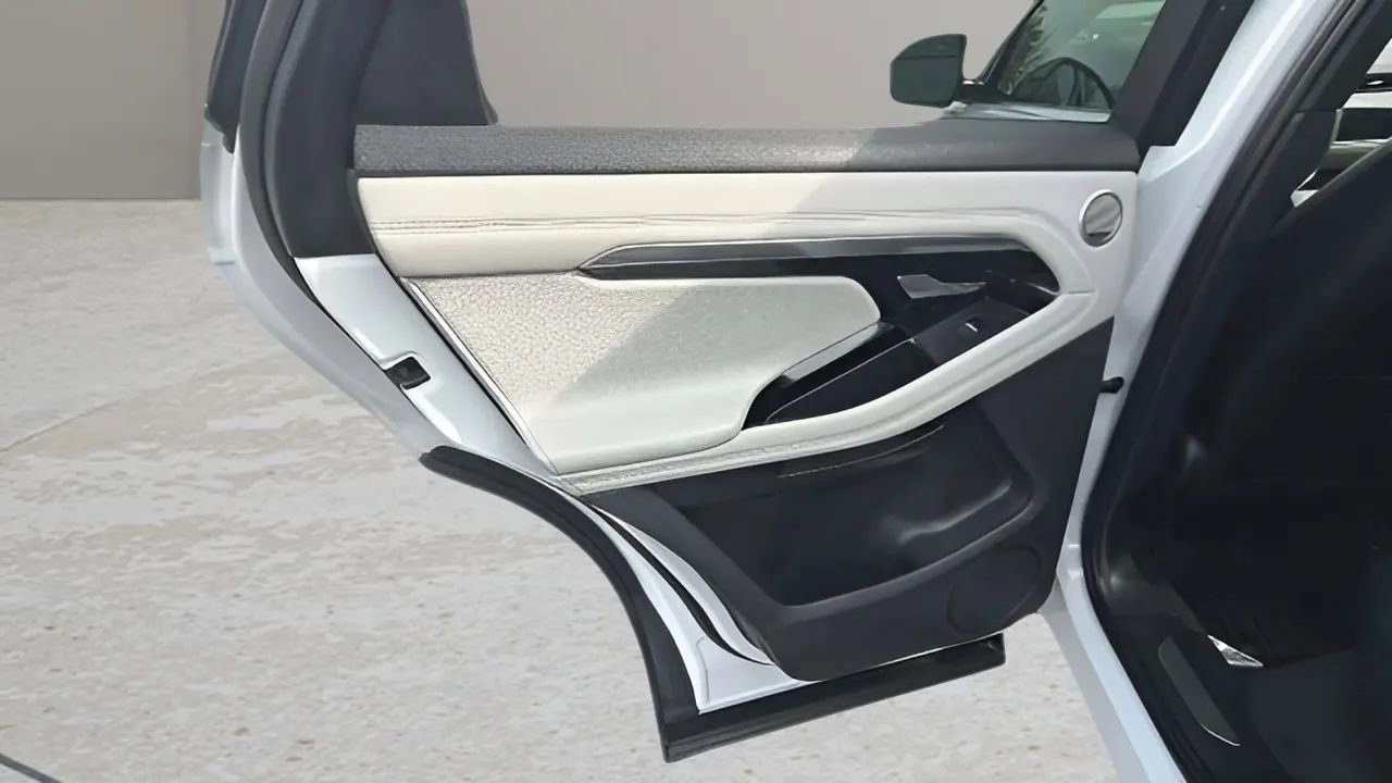 Used 2020 Land Rover Range Rover Evoque R-Dynamic S image 40