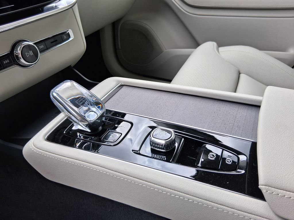 New 2026 Volvo XC90 T8 Ultra w/ Protection Package Premier AWD/4WD image 11