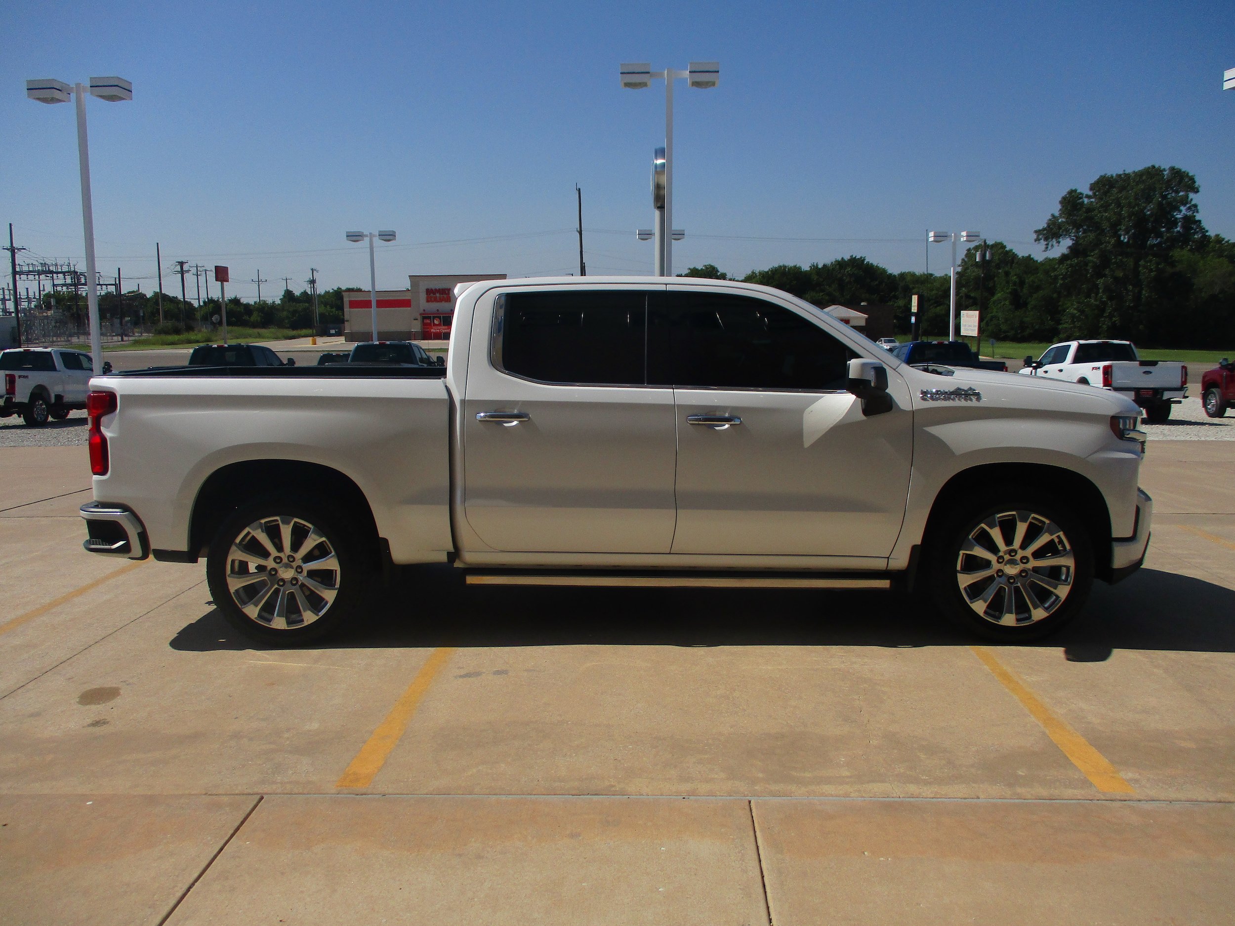 Used 2020 Chevrolet Silverado 1500 High Country w/ Technology Package AWD/4WD image 8