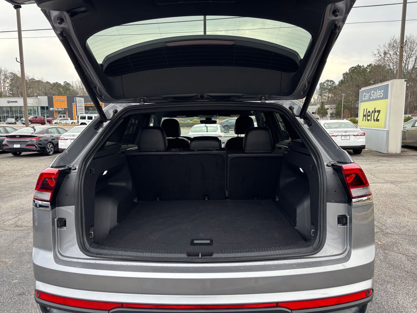 Used 2025 Volkswagen Atlas Cross Sport SE image 31