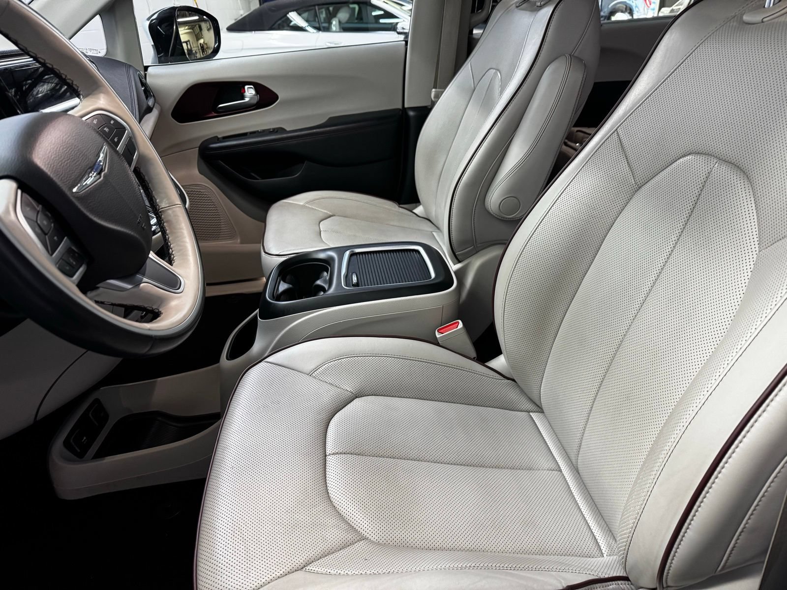 Used 2020 Chrysler Pacifica Limited FWD image 11