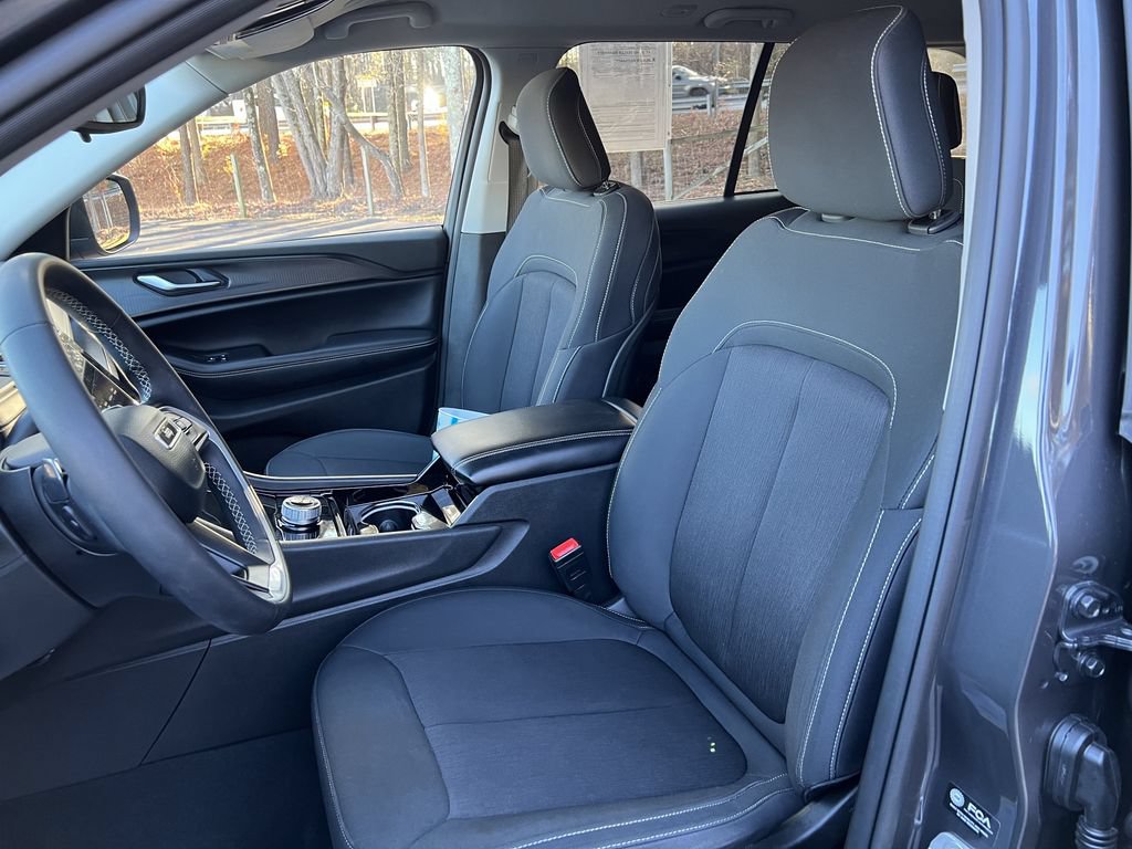 Used 2023 Jeep Grand Cherokee Laredo AWD/4WD image 14