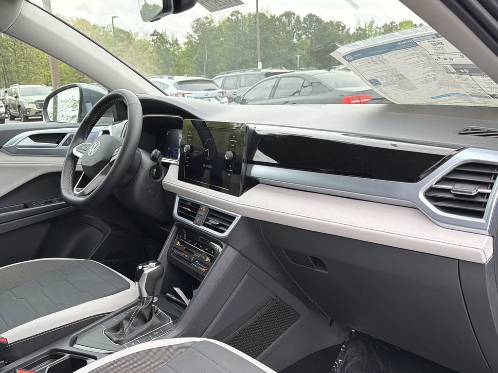 New 2026 Volkswagen Taos SE FWD image 18