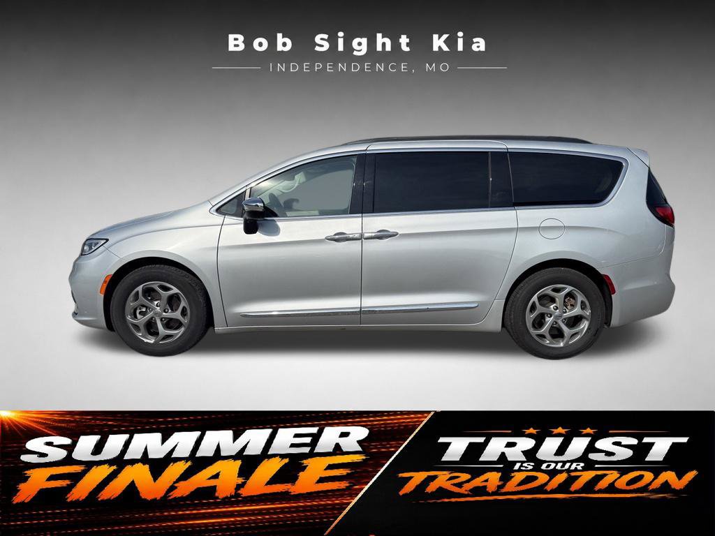Used 2023 Chrysler Pacifica Limited FWD image 5