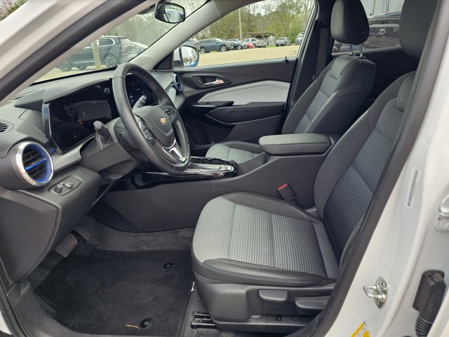 Used 2025 Chevrolet Trax LT w/ LT Convenience Package FWD image 17