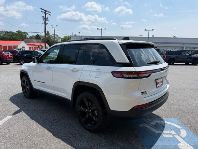 Used 2023 Jeep Grand Cherokee Altitude AWD/4WD image 12