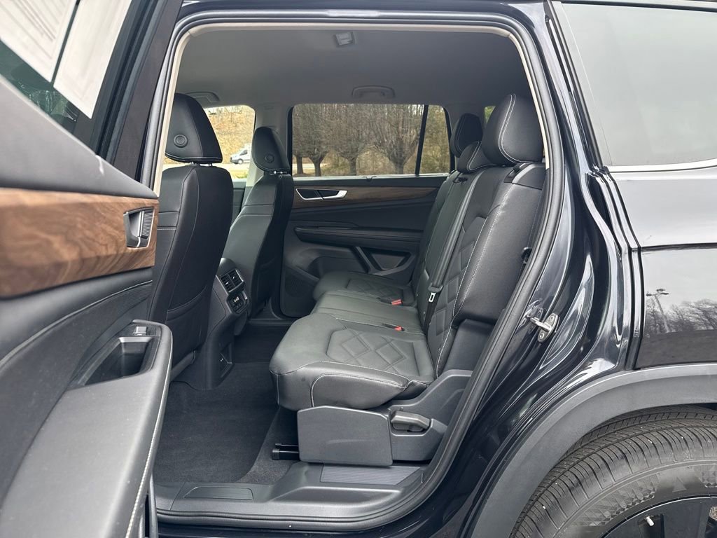 Used 2025 Volkswagen Atlas SE image 30