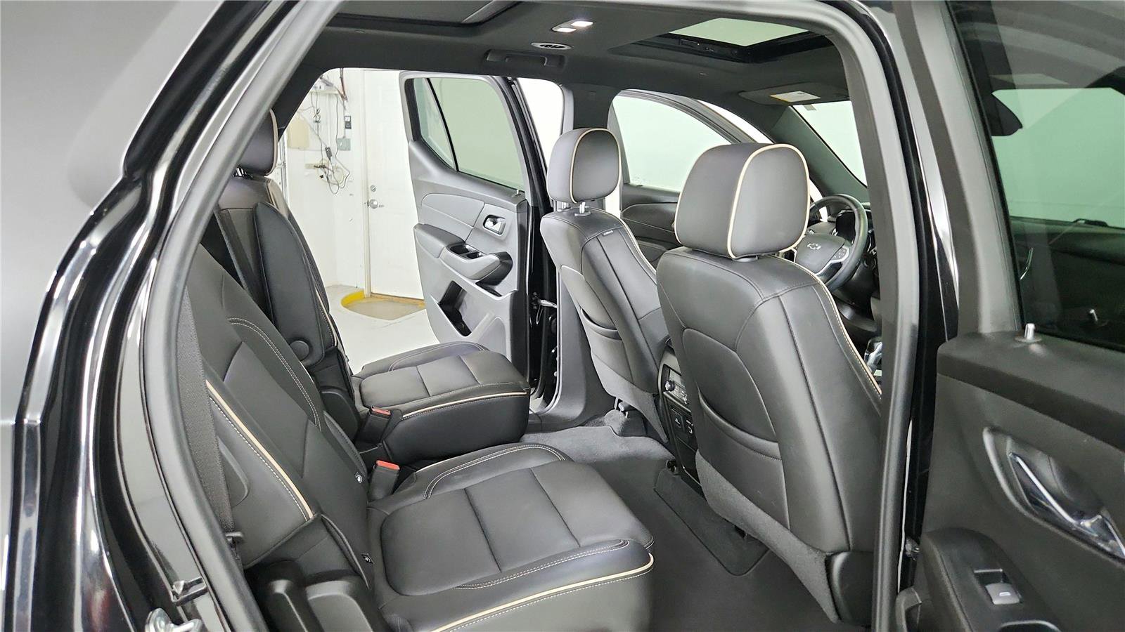 Used 2024 Chevrolet Traverse Premier w/ Redline Edition AWD/4WD image 23