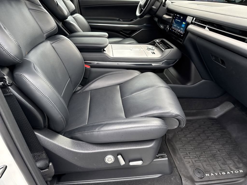 Used 2025 Lincoln Navigator Reserve w/ Jet Appearance Package image 13