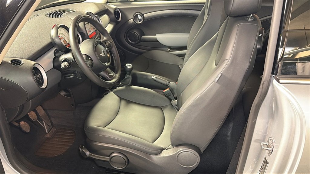 Used 2011 MINI Cooper Hardtop image 17