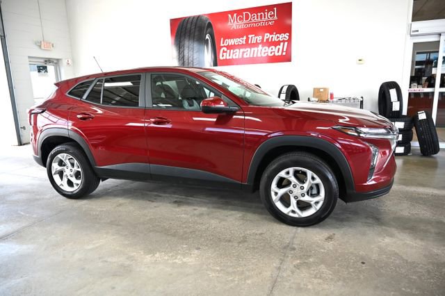 Used 2025 Chevrolet Trax LS w/ LS Convenience Package image 4