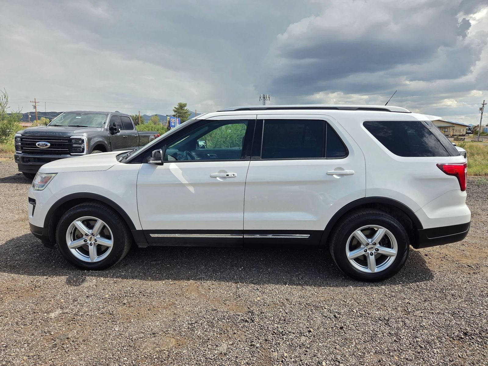 Used 2018 Ford Explorer XLT w/ Equipment Group 202A FWD image 10