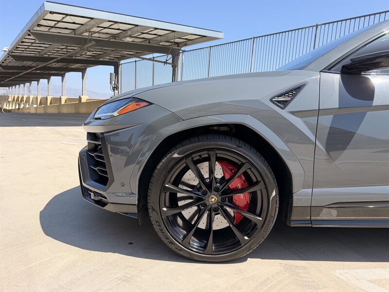 Used 2021 Lamborghini Urus AWD/4WD image 16