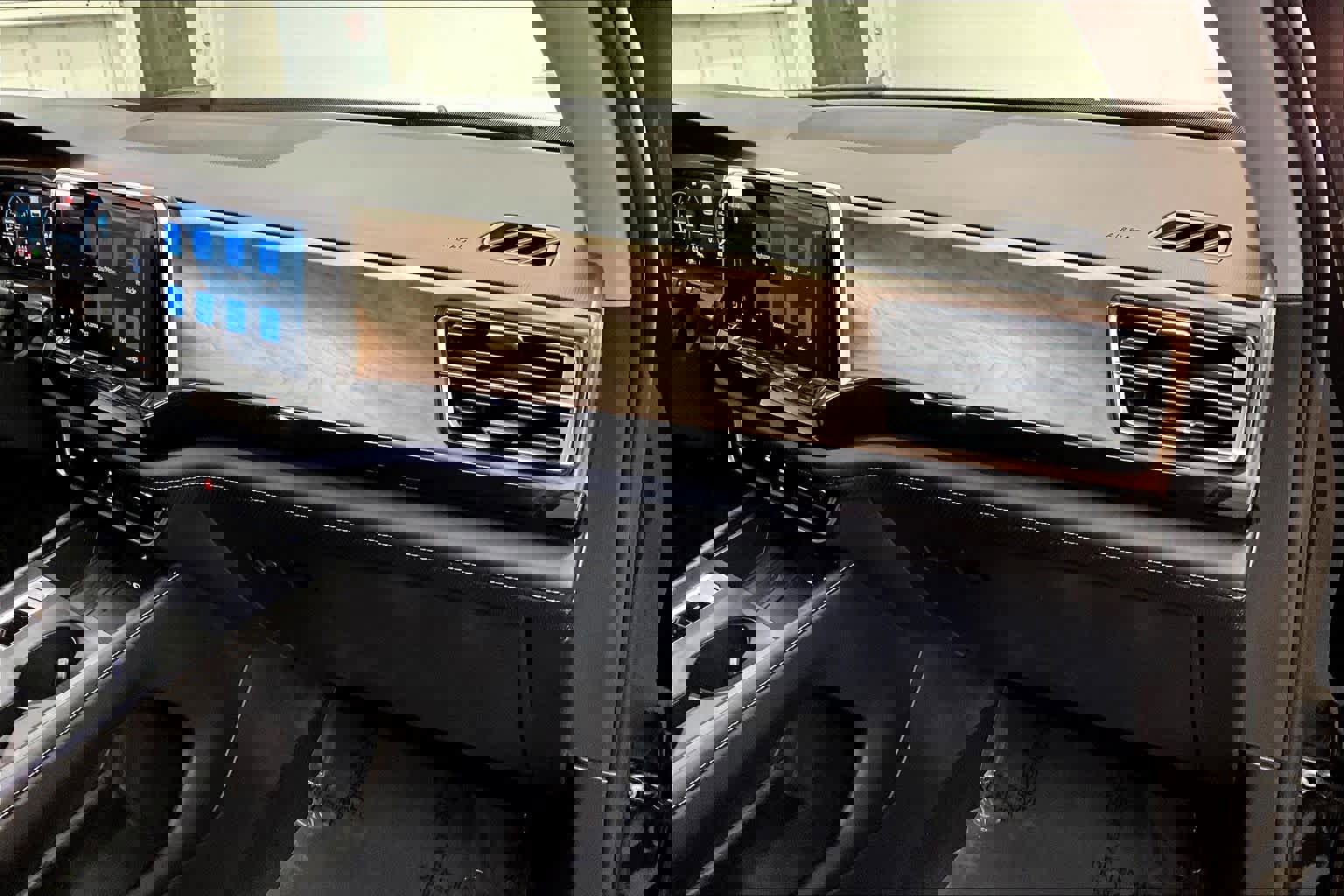 Used 2025 Volkswagen Atlas SE image 19