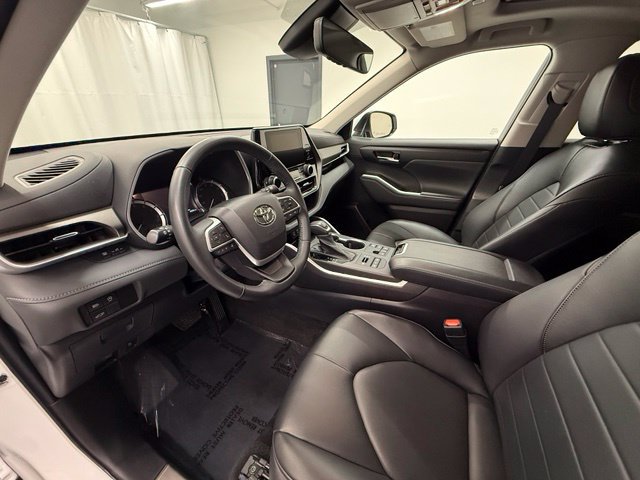 Used 2023 Toyota Highlander XLE AWD/4WD image 12
