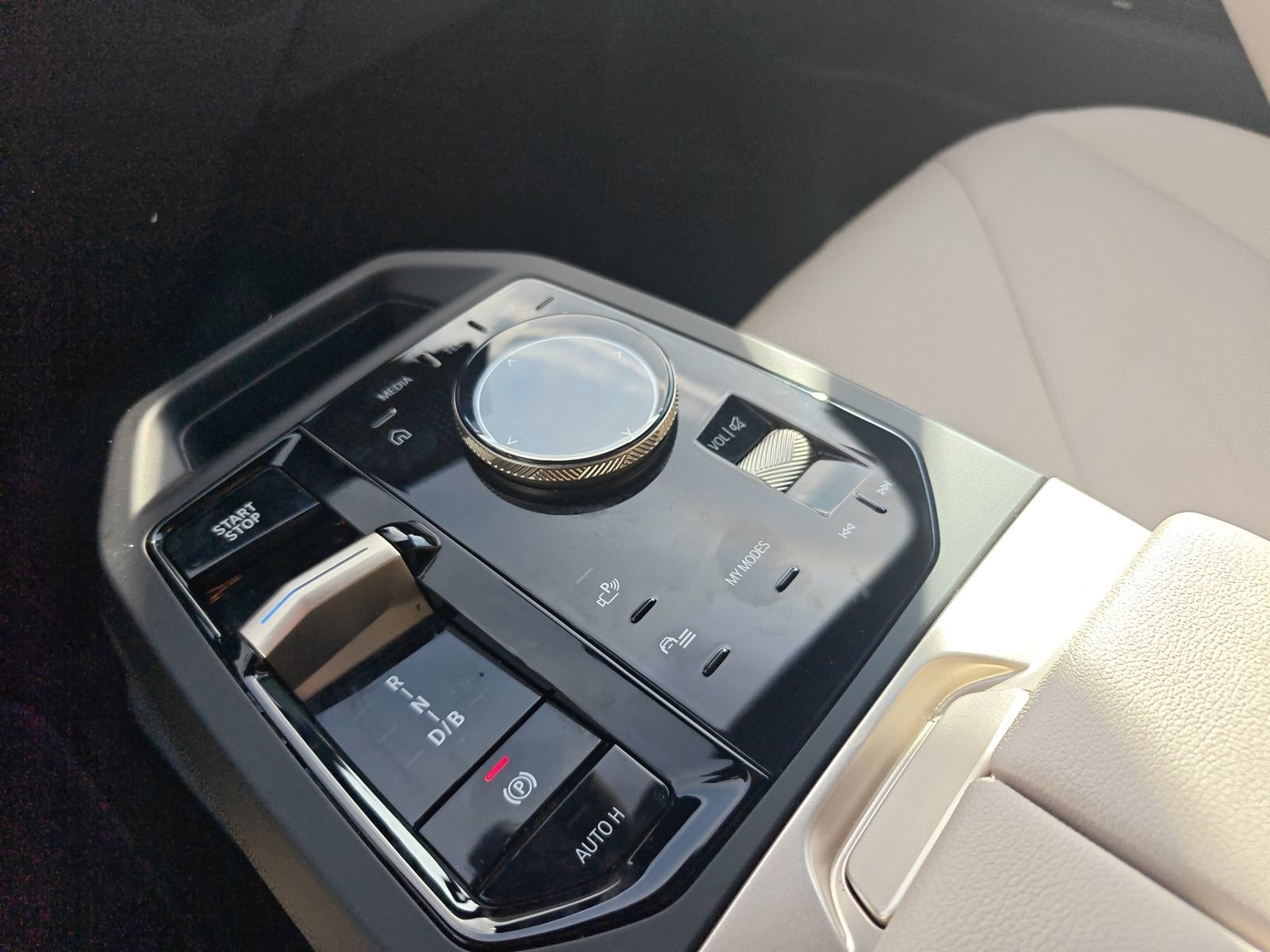 Used 2024 BMW iX xDrive50 w/ Premium Package image 27