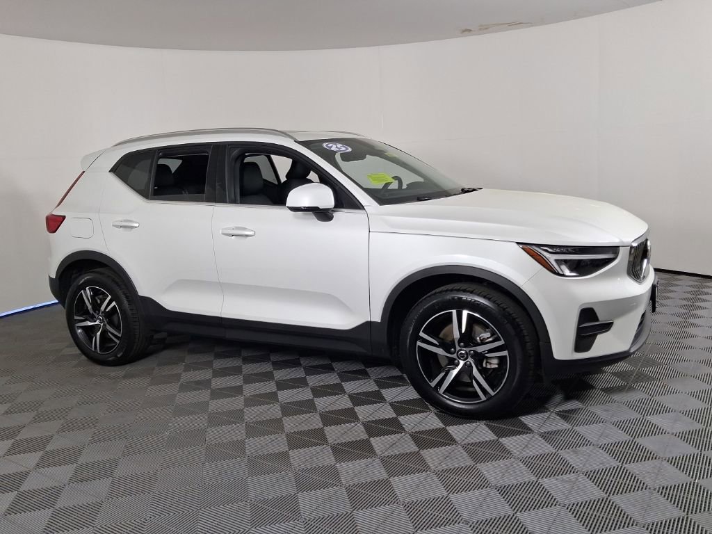 Certified 2025 Volvo XC40 B5 Core AWD/4WD image 5