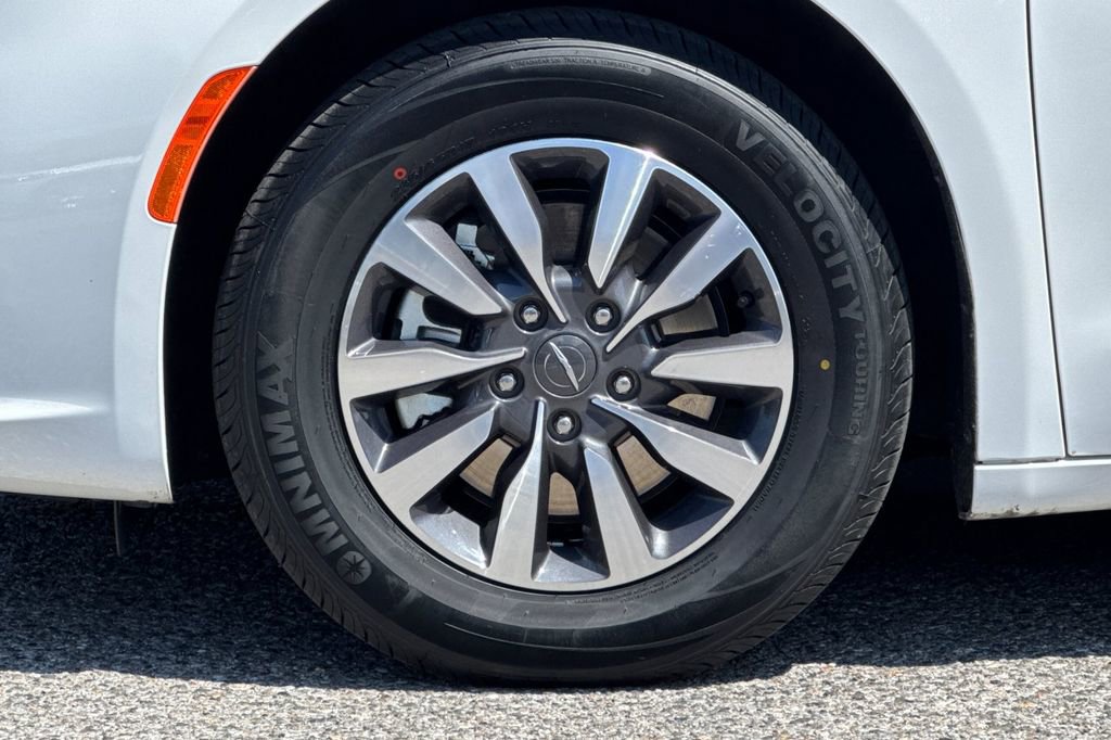 Used 2023 Chrysler Pacifica Touring-L image 26