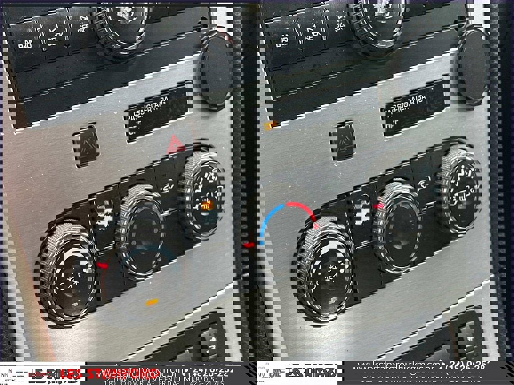 Used 2011 GMC Acadia SLE image 28