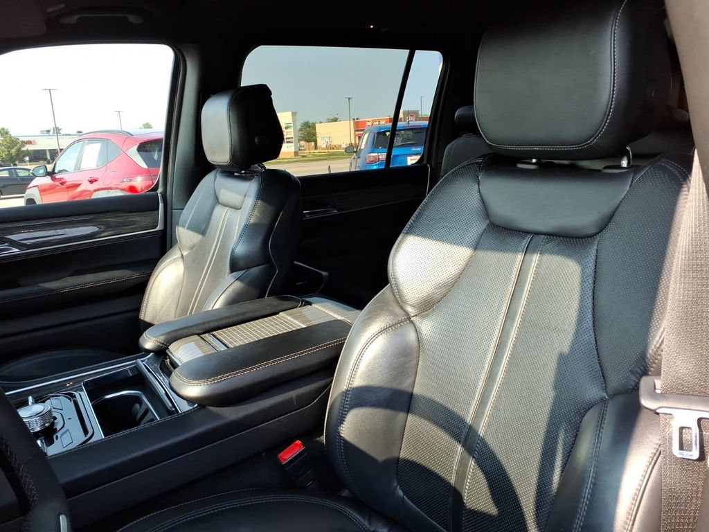 Certified 2022 Jeep Wagoneer Series III w/ Flexible Seating Group AWD/4WD image 11