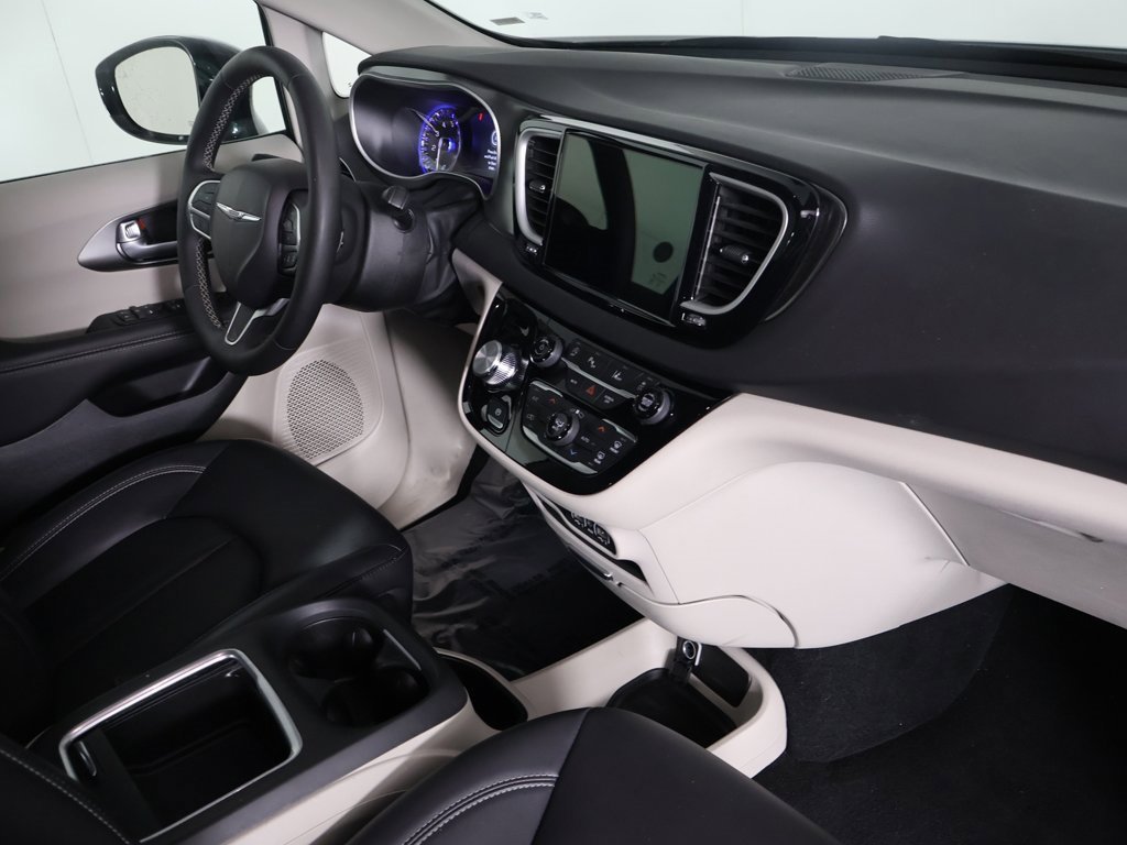 Used 2024 Chrysler Pacifica Touring-L image 28