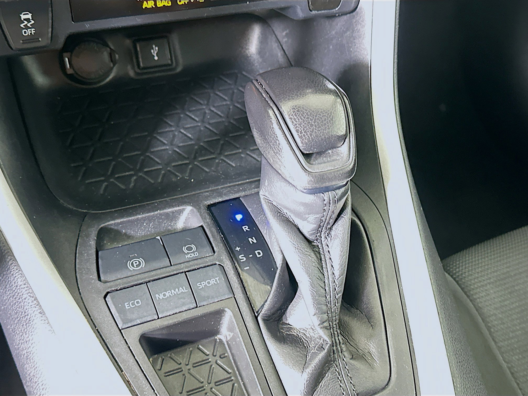 Used 2020 Toyota RAV4 LE FWD image 25