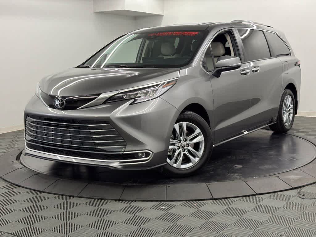 Used 2026 Toyota Sienna Limited FWD image 3