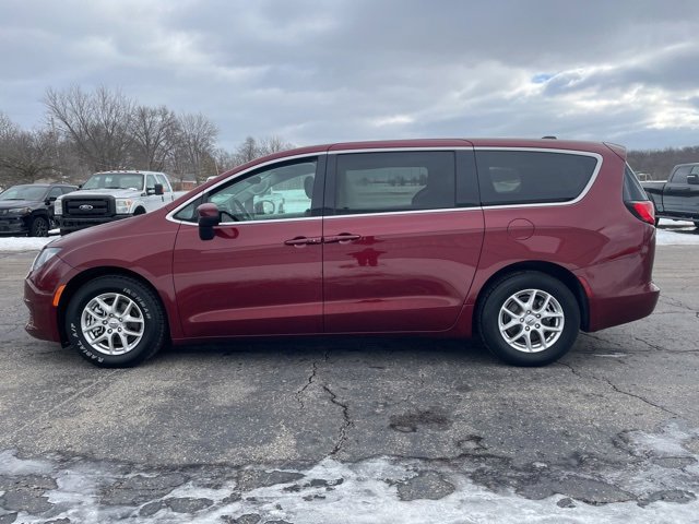 Used 2023 Chrysler Voyager LX image 4