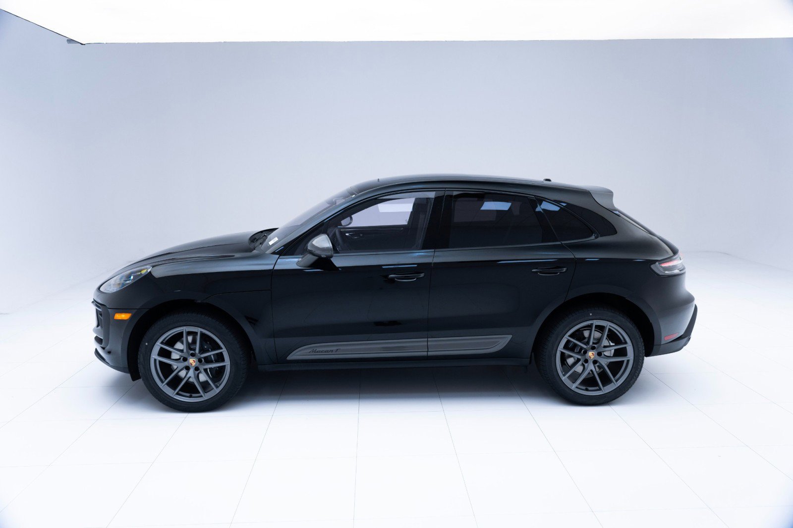 New 2025 Porsche Macan Turbo image 2