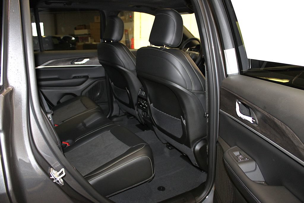 New 2026 Jeep Grand Cherokee Altitude AWD/4WD image 33