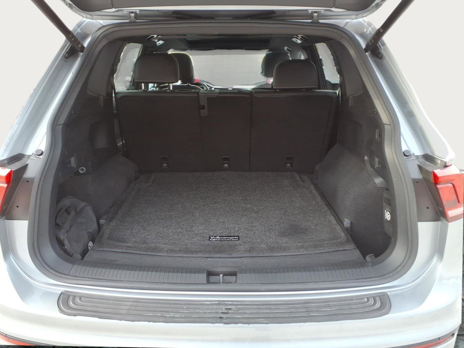 Used 2022 Volkswagen Tiguan SE R-Line image 16