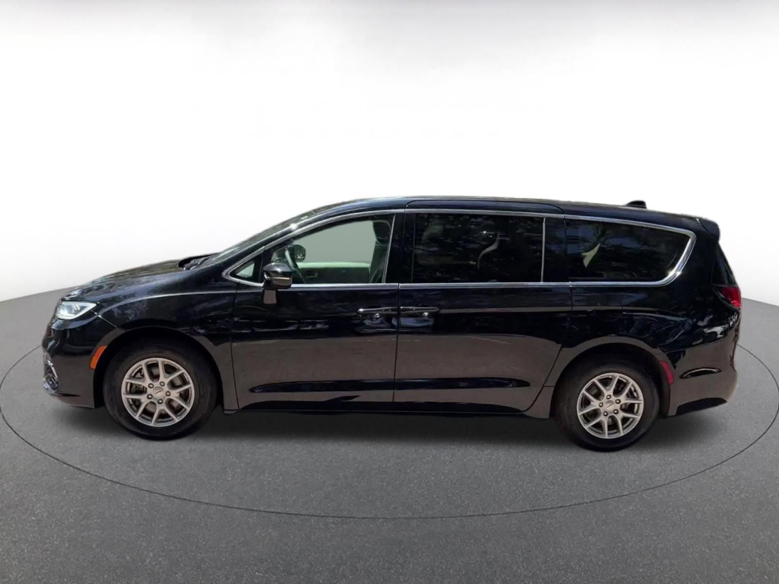 Used 2024 Chrysler Pacifica Touring-L FWD image 9