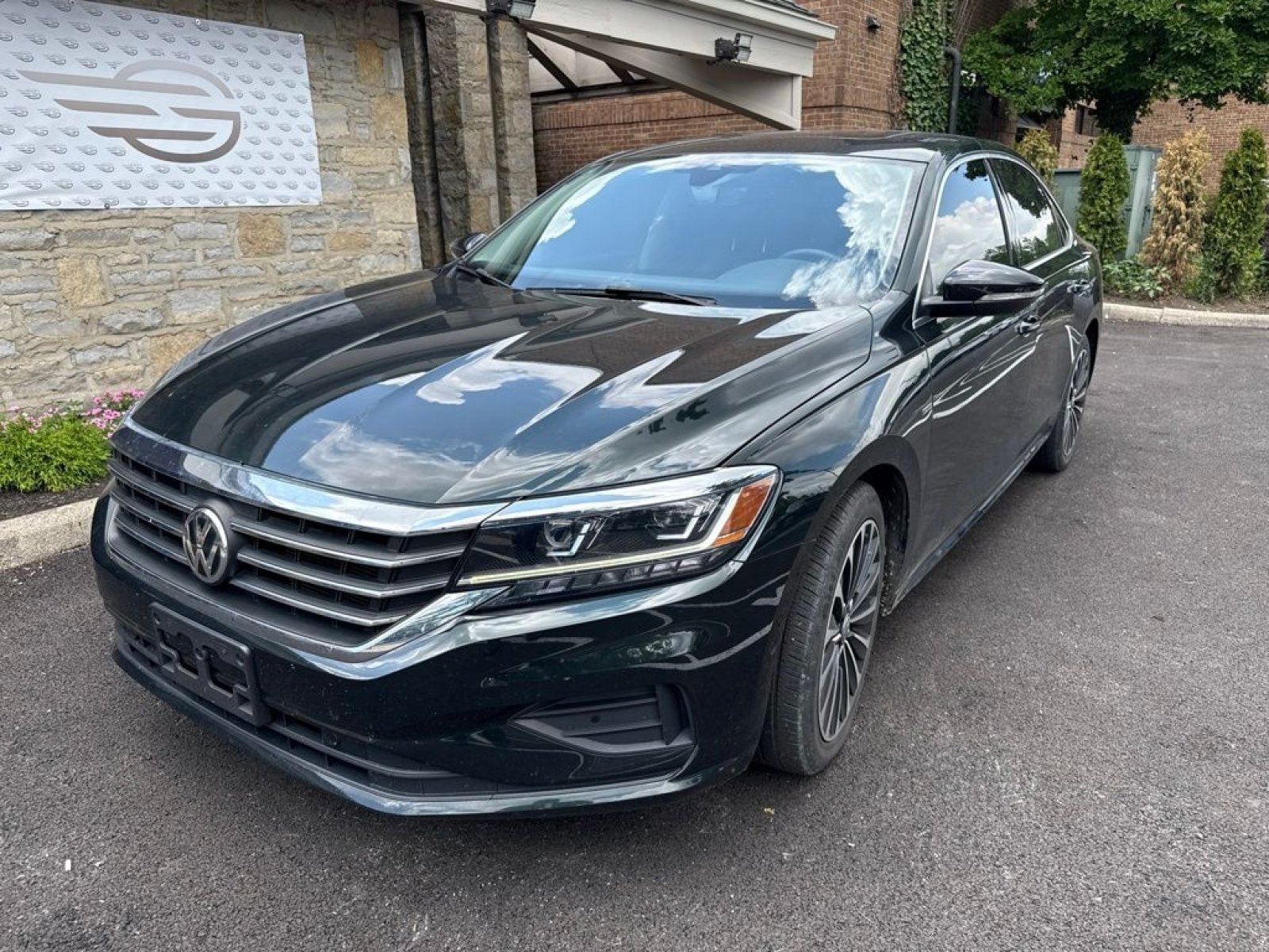 Used 2022 Volkswagen Passat 2.0T FWD image 2