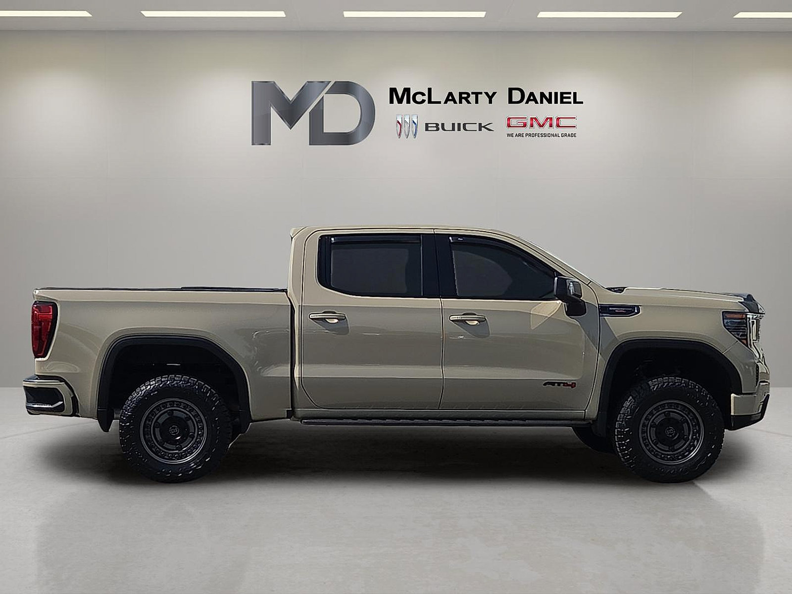 Certified 2022 GMC Sierra 1500 AT4 w/ AT4 Premium Package AWD/4WD image 15