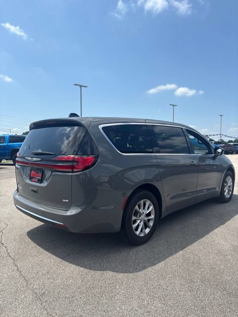 Used 2025 Chrysler Pacifica Select AWD/4WD image 10