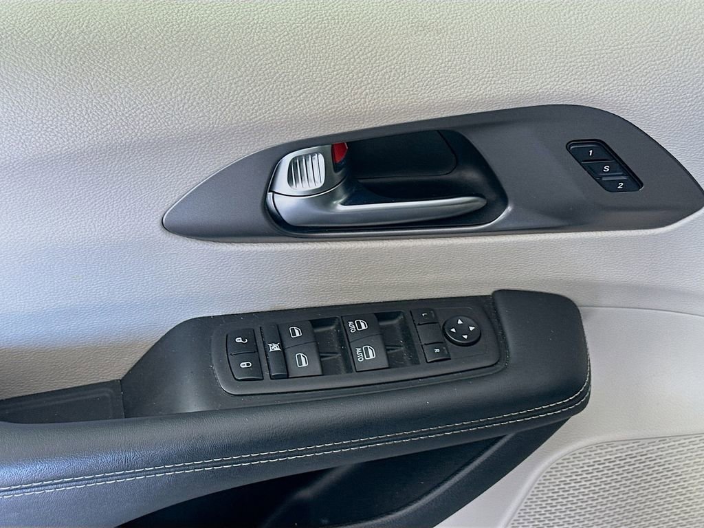 Used 2023 Chrysler Pacifica Touring-L image 17