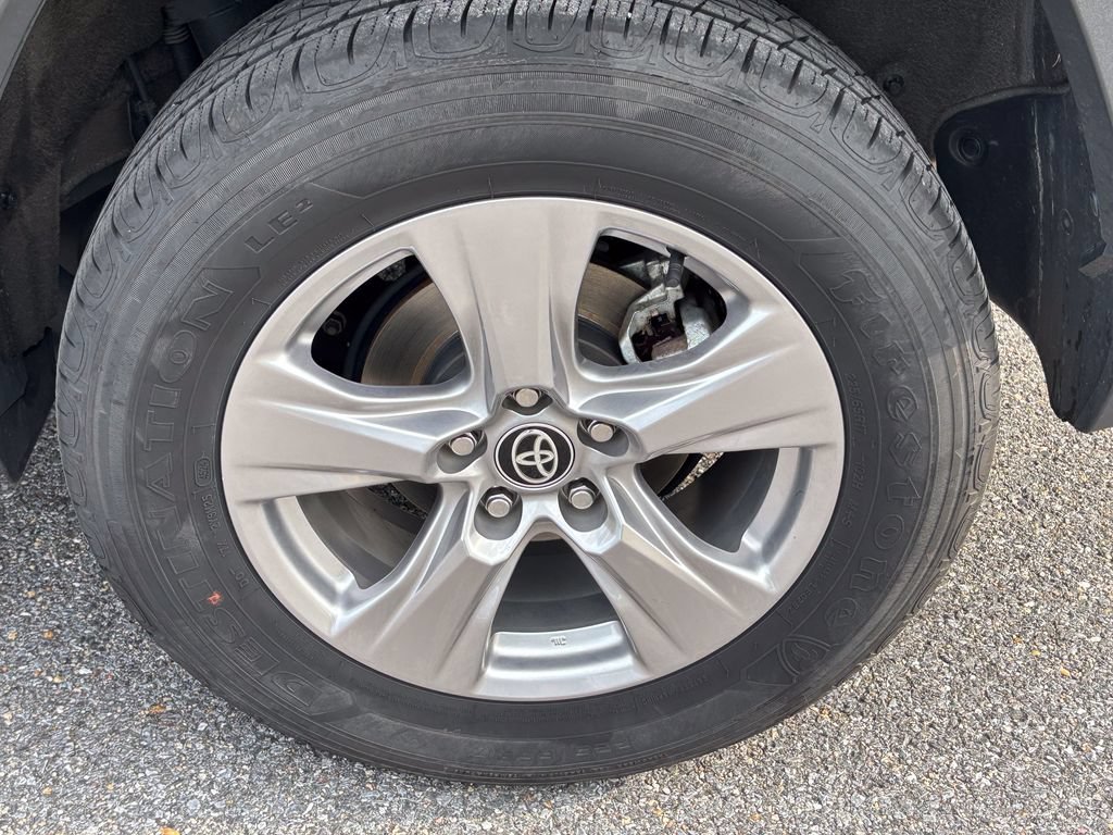 Used 2025 Toyota RAV4 XLE AWD/4WD image 47