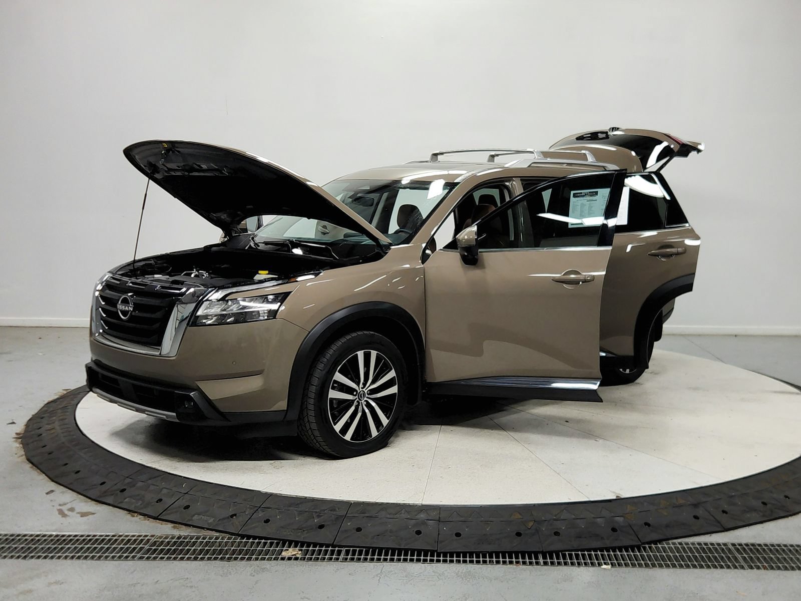 Used 2023 Nissan Pathfinder Platinum w/ Cargo Package AWD/4WD image 12