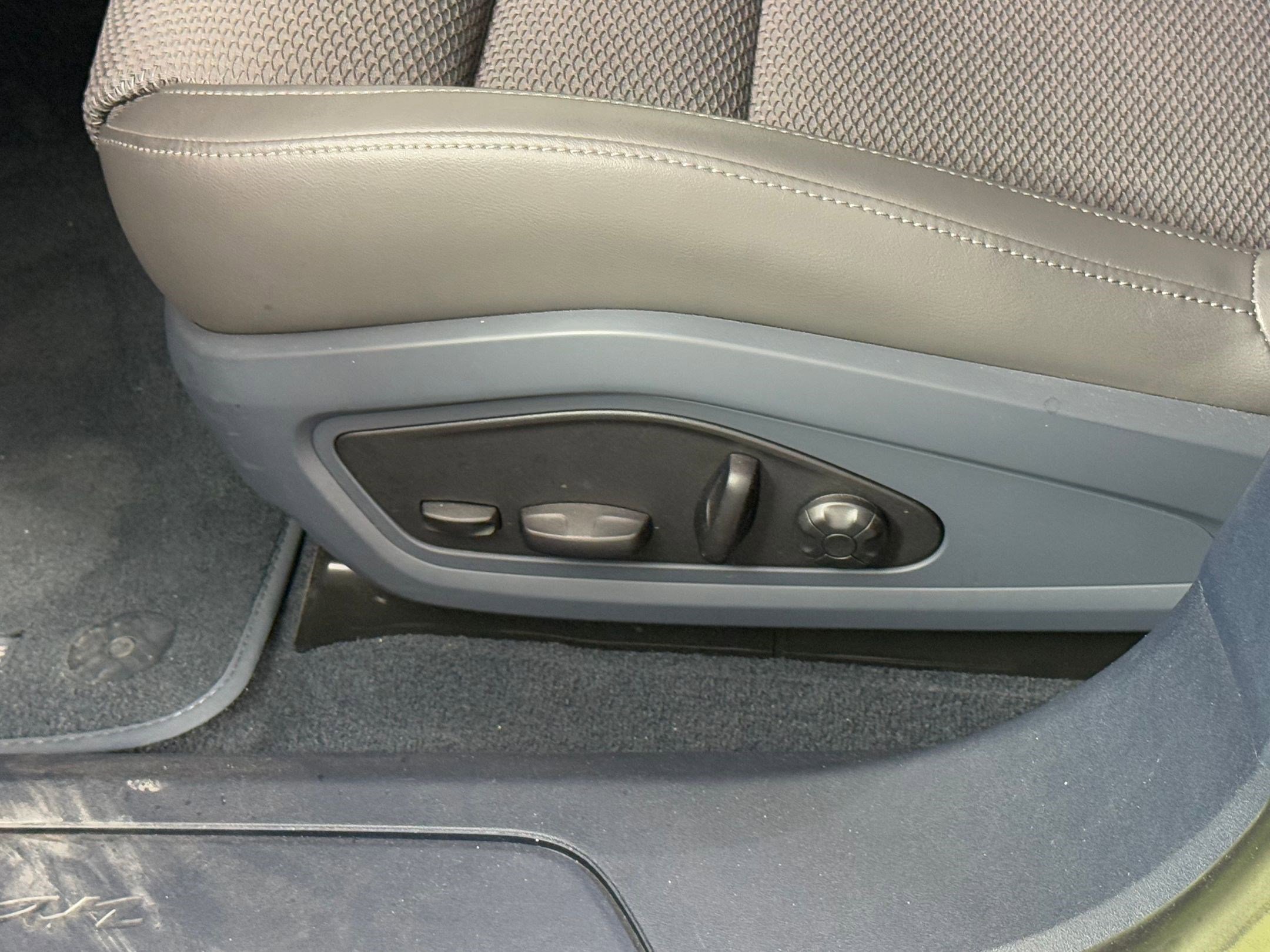 Used 2022 Porsche Taycan image 16