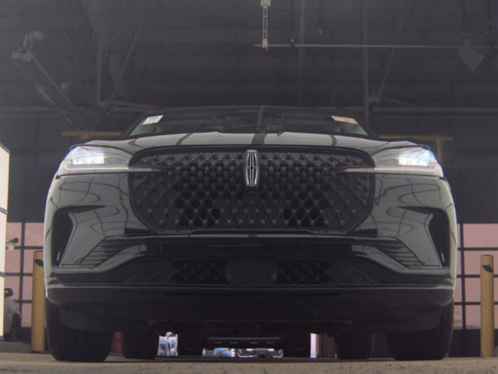 Used 2025 Lincoln Aviator AWD w/ Jet Appearance Package image 4