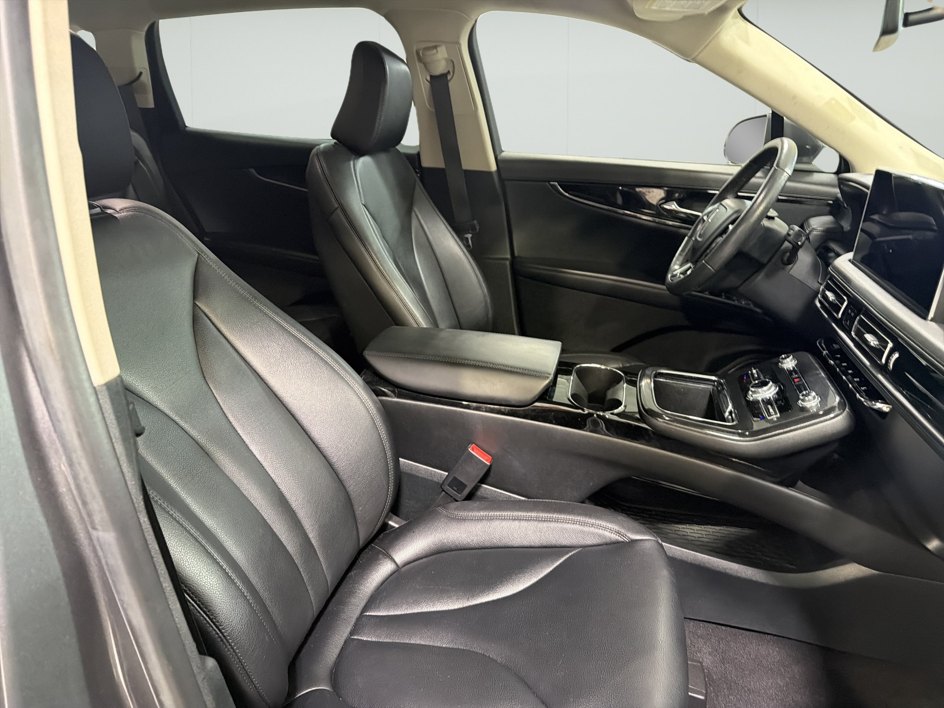 Used 2023 Lincoln Nautilus FWD w/ Premium Package image 12