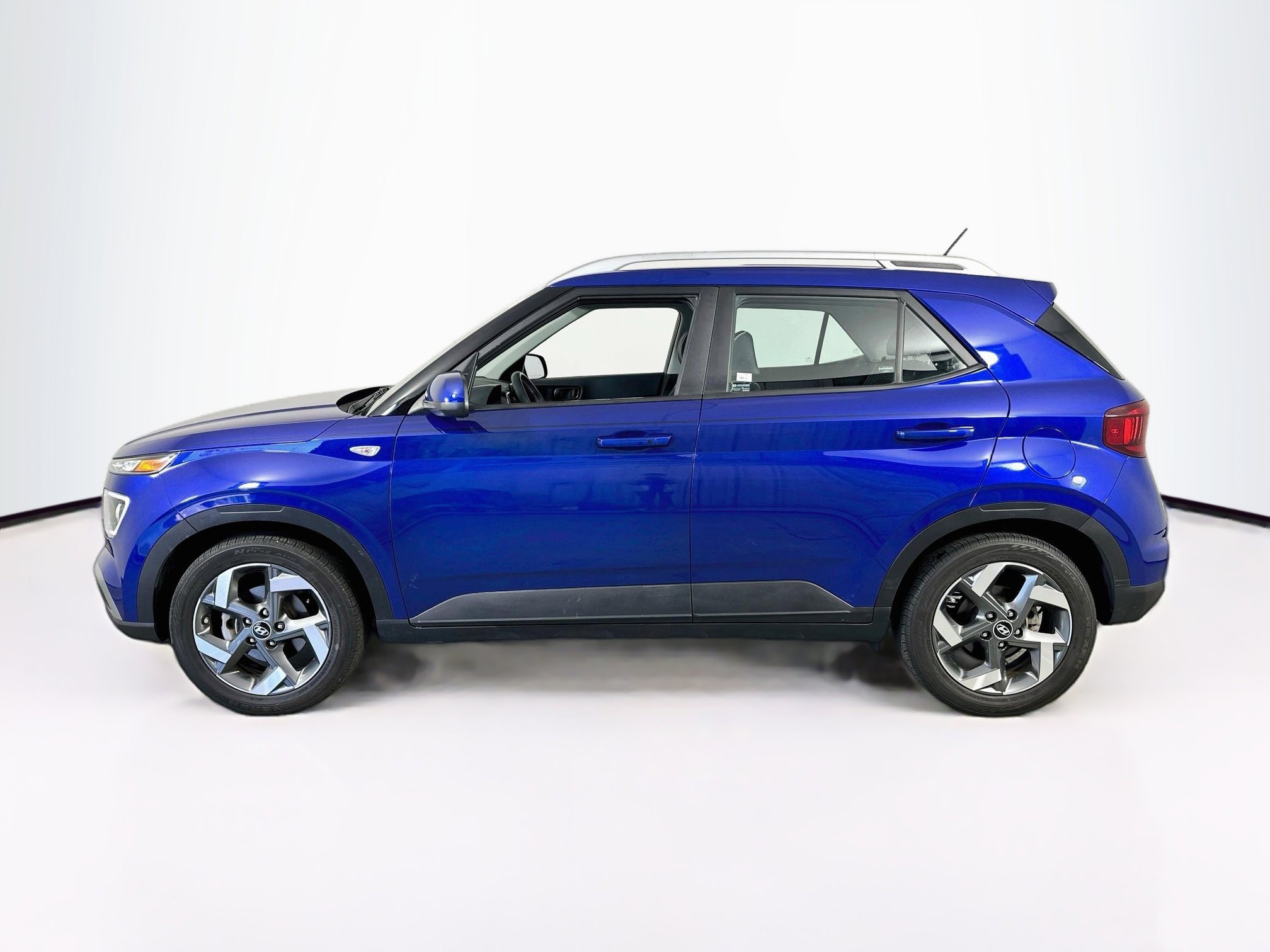 Used 2023 Hyundai Venue Limited FWD image 8
