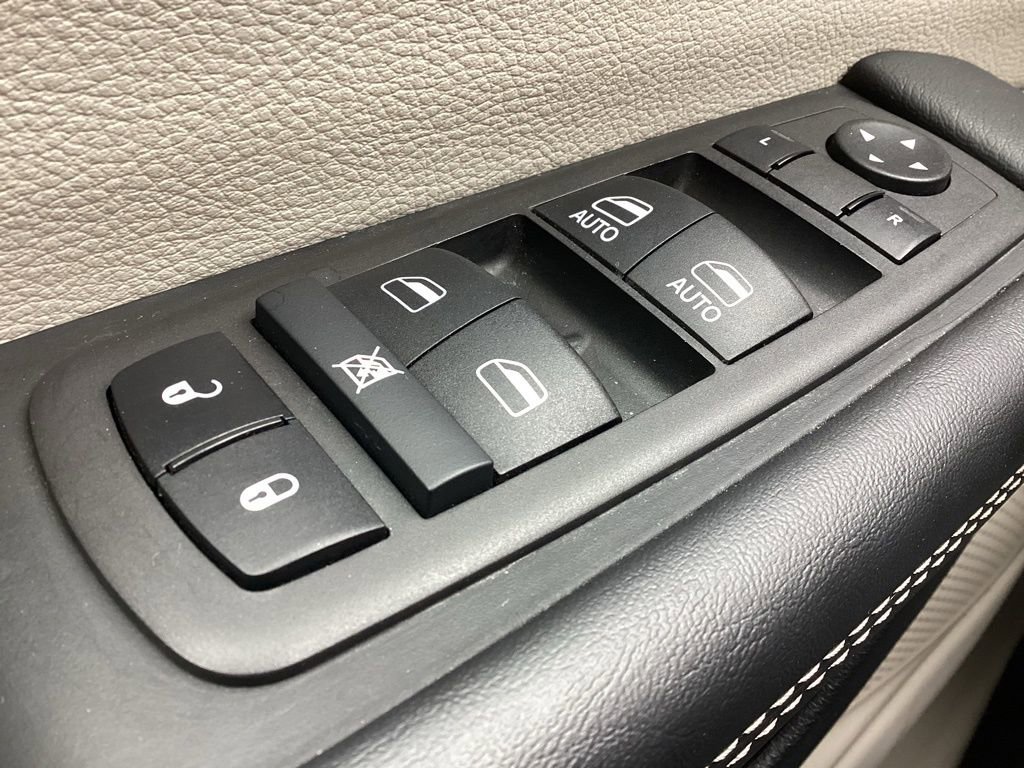 Used 2024 Chrysler Pacifica Touring-L image 26