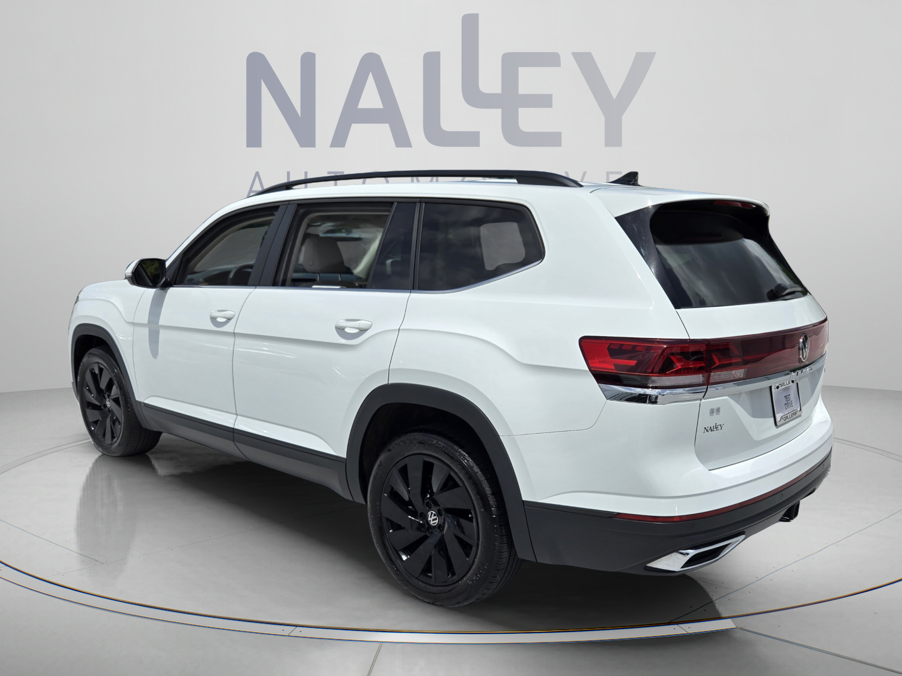 Used 2024 Volkswagen Atlas SE w/ Panoramic Sunroof Package AWD/4WD image 3
