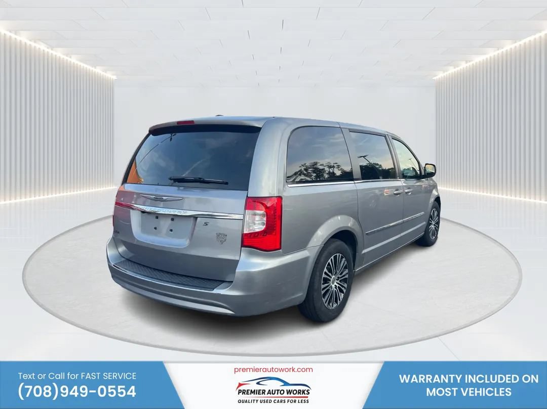 Used 2014 Chrysler Town & Country S FWD image 4