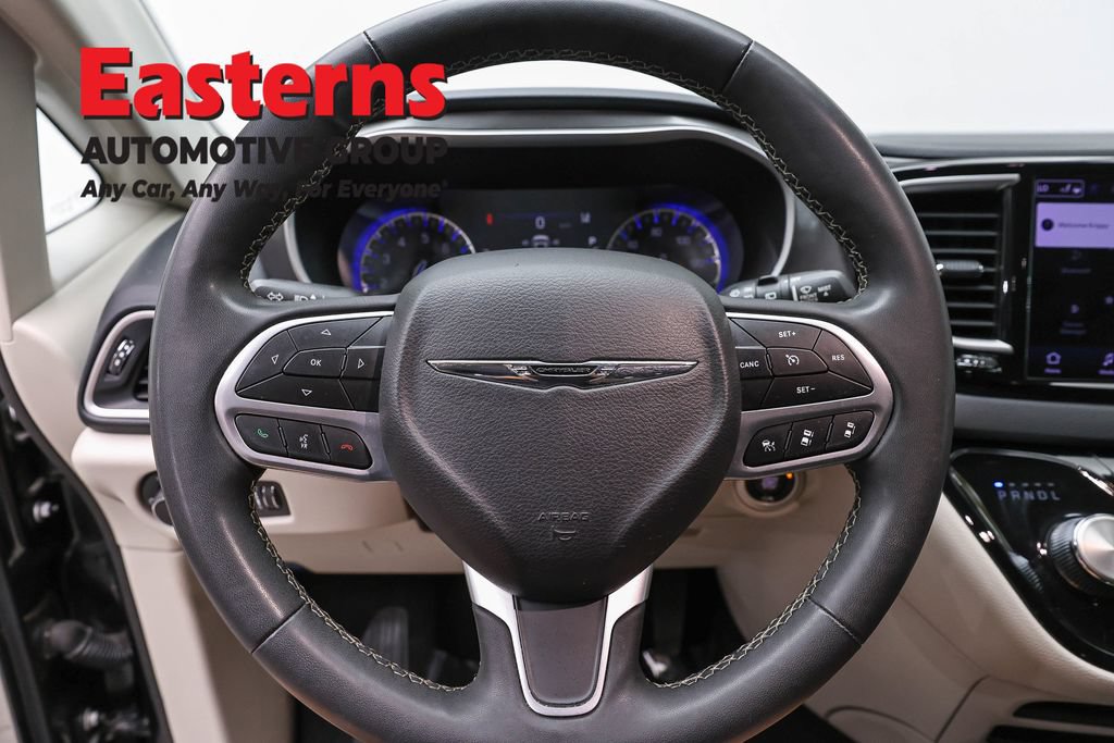 Used 2023 Chrysler Pacifica Touring-L FWD image 10