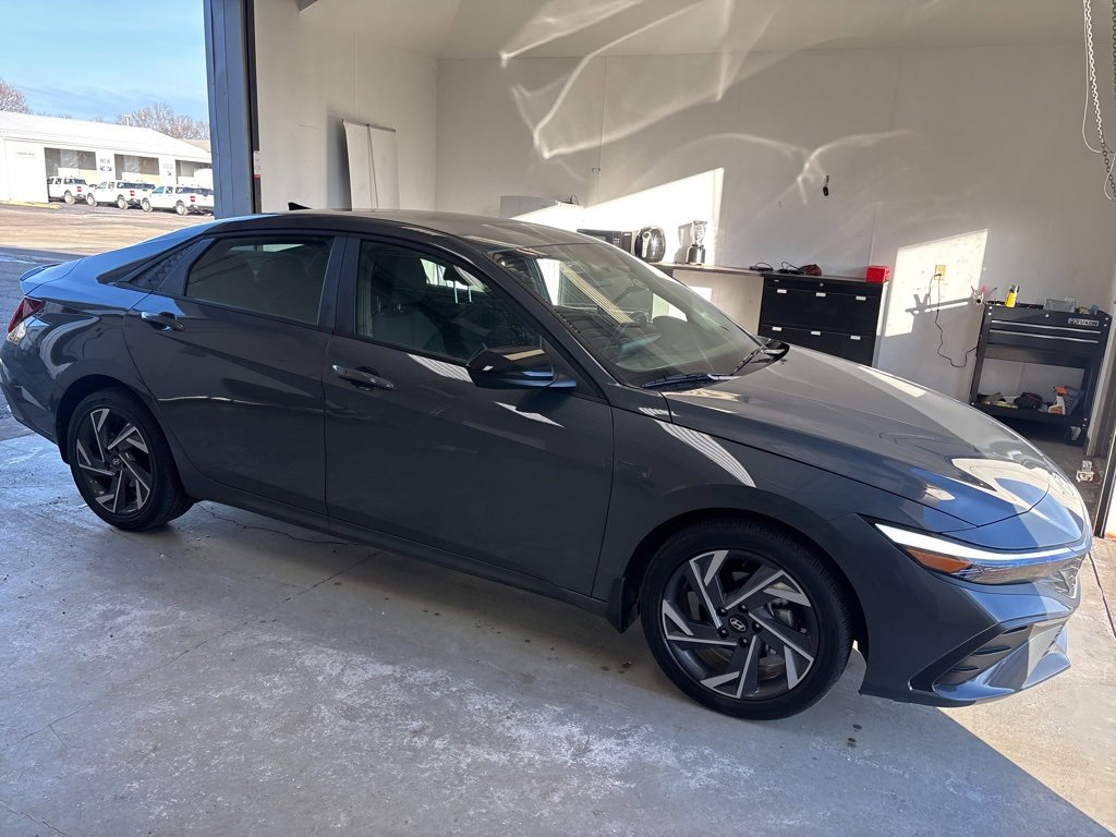 Used 2025 Hyundai Elantra Sport image 1