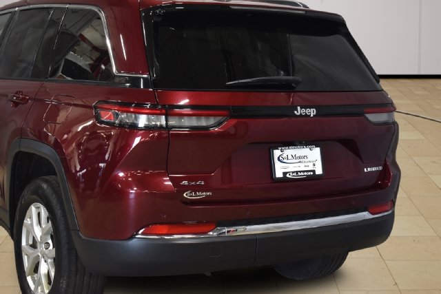 Used 2023 Jeep Grand Cherokee Limited AWD/4WD image 32